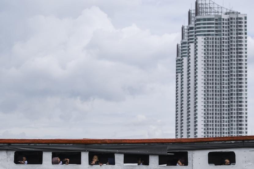 Sejumlah penumpang kapal dari Kepulauan Seribu tiba di Dermaga Kali Adem, Muara Angke, Jakarta. (ilustrasi)