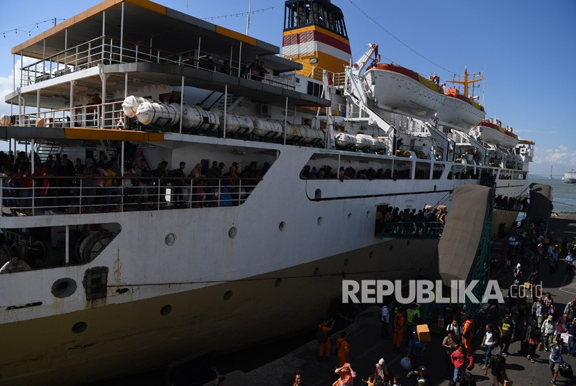 Manajemen PT Pelni mulai kembali melayani angkuta penumpang. Foto, sejumlah penumpang Kapal Pelni Leuser asal Sampit, Kalimantan Tengah, menuruni tangga ketika kapal (ilustrasi)