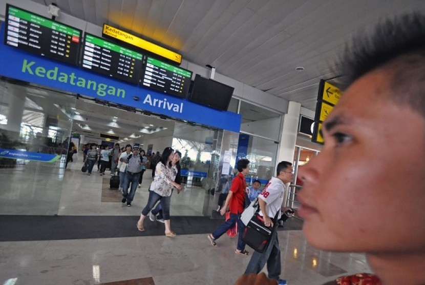 Sejumlah penumpang keluar dari pintu kedatangan Bandara internasional Lombok (BIL) di Praya, Lombok Tengah Download :