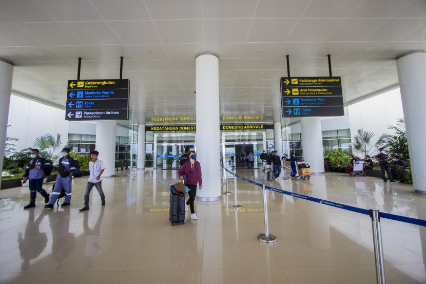 Sejumlah penumpang keluar dari terminal kedatangan Bandara Internasional Syamsudin Noor, Banjarbaru, Kalimantan Selatan, Kamis (22/4/2021).