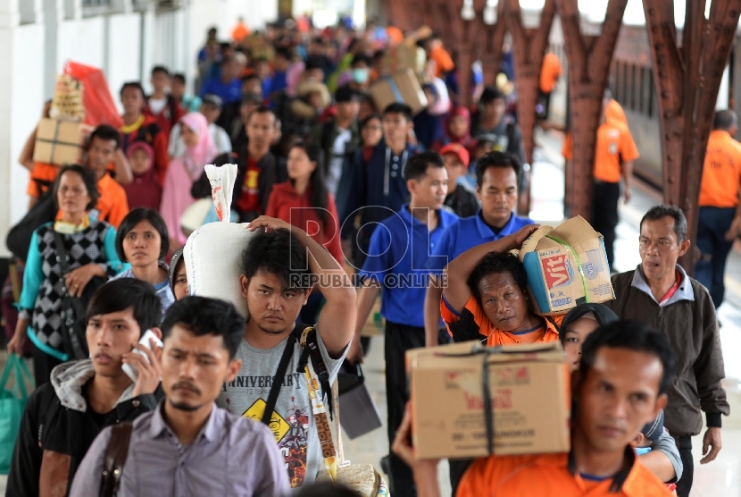  Sejumlah penumpang Kereta Api tiba di Stasiun Senen, Jakarta, Ahad (3/1).  (Republika/Yasin Habibi)