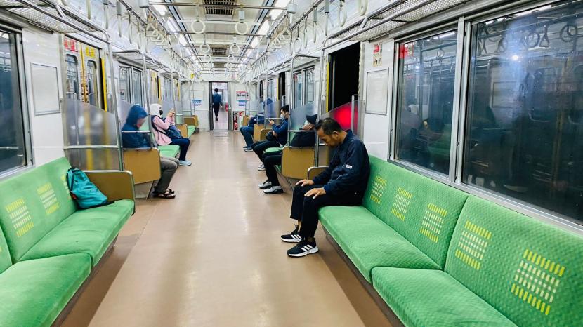 Sejumlah penumpang kereta rel listrik (KRL) jurusan Bogor-Jakarta Kota melaksanakan sholat subuh di dalam gerbong KRL, Jumat (24/3/2023). 