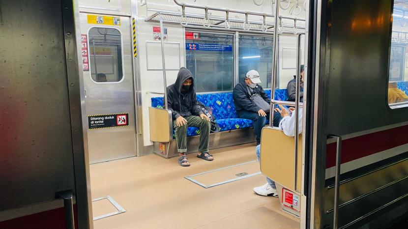 Sejumlah penumpang kereta rel listrik (KRL) jurusan Bogor-Jakarta Kota melaksanakan sholat subuh di dalam gerbong KRL, Jumat (24/3/2023).  PT Kereta Api Indonesia (Persero) atau PT KAI menunggu hasil review dari Badan Pengawasan Keuangan dan Pembangunan (BPKP) mengenai rencana impor kereta rel listrik (KRL) bekas (bukan baru) dari Jepang. 