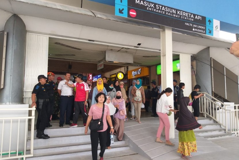 Sejumlah penumpang kereta rel listrik (KRL) keluar di Stasiun Tanah Abang melalui pintu yang terhubung dengan Jembatan penyeberangan multiguna (JPM) atau skybridge Tanah Abang, Jumat (7/12). 