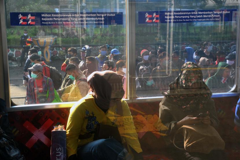 Sejumlah penumpang KRL Commuter Line antre menunggu kedatangan kereta di Stasiun Bogor, Jawa Barat, Senin (13/4). (ilustrasi)