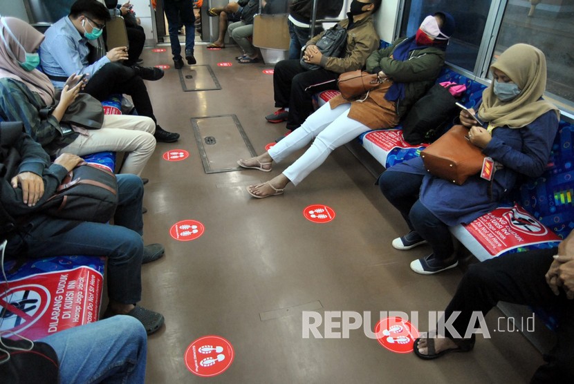 Sejumlah penumpang KRL Commuter Line berada di dalam gerbong yang telah diberi marka jarak sosial di Stasiun Bogor, Jawa Barat, Kamis (11/6/2020). Penumpang transportasi publik dilarang berbicara selama di dalam angkutan umum.