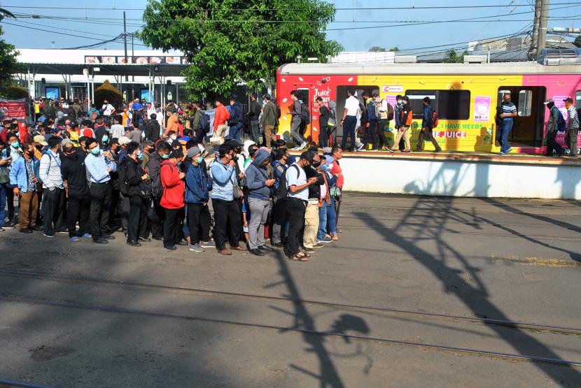Sejumlah penumpang KRL Commuter Line mengantre menunggu kedatangan kereta di Stasiun Bogor, Jawa Barat, Senin (13/4). (ilustrasi)