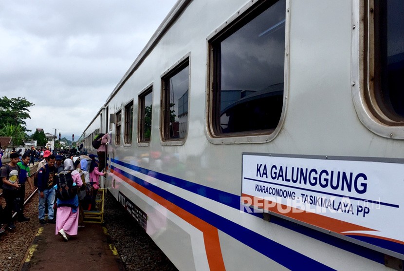 Sejumlah penumpang melakukan perjalanan menuju Bandung menggunakan  KA Galunggung dari Stasiun Tasik pada Rabu (26/12).