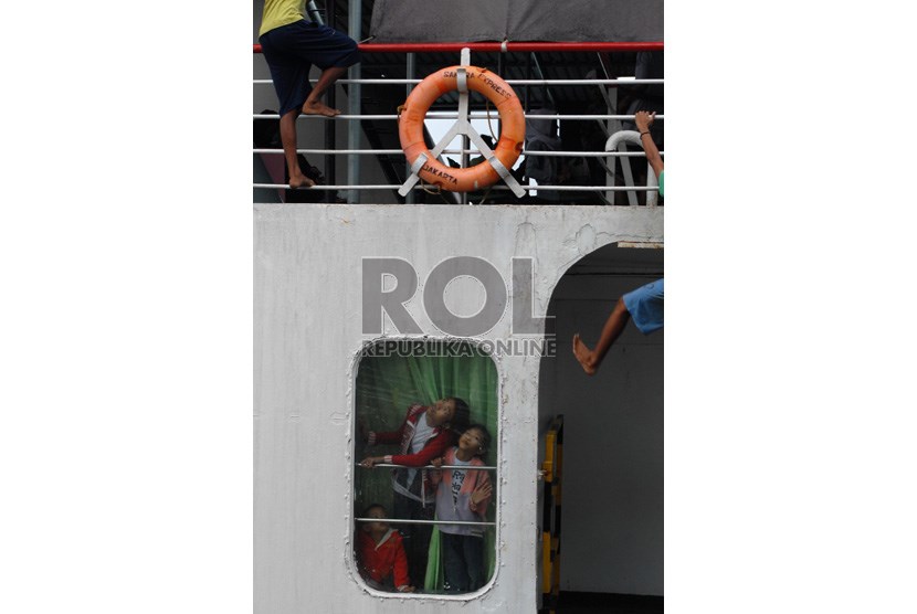  Sejumlah penumpang memadati kapal roro tujuan Sumatera di Pelabuhan Merak, Banten, Kamis (1/8).   (Republika/Rakhmawaty La'lang