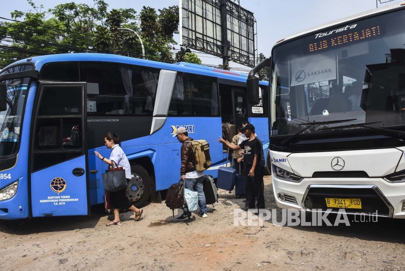 Sejumlah penumpang memasuki bus Damri. ilustrasi