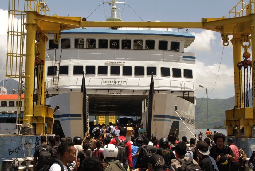 Sejumlah penumpang memasuki kapal feri penyeberangan. ilustrasi