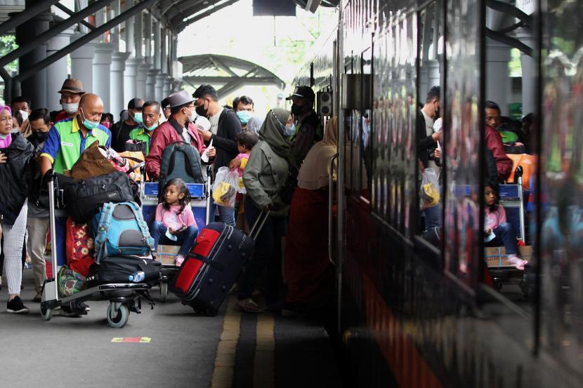 Sejumlah penumpang memasuki Kereta Api (KA) Sancaka di Stasiun Gubeng Surabaya, Jawa Timur, Ahad (1/5/2022). Menjelang Lebaran 2022 keberangkatan pemudik yang menggunakan moda transportasi kereta api dari stasiun tersebut mencapai 6.500 penumpang.