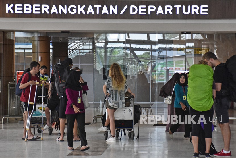 Sejumlah penumpang memasuki pintu keberangkatan di Lombok International Airport (LIA) di Praya, Lombok Tengah, NTB.