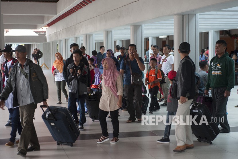 Penumpang di Bandara Ngurah Rai, Bali. 