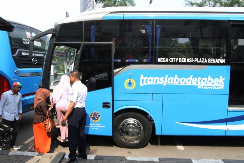 Sejumlah penumpang menaiki bus saat uji coba bus rute TransJabodetabek Premium di Jakarta, Selasa (19/9). 