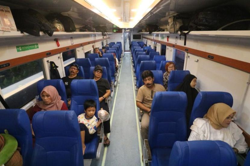 Sejumlah penumpang menaiki gerbong kereta ekonomi 