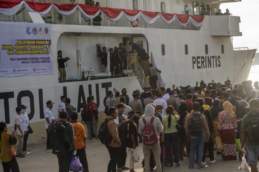 Sejumlah penumpang menaiki kapal pada pelayaran perdana KM Sabuk Nusantara 89 di Pelabuhan Pantoloan, Palu, Sulawesi Tengah, Sabtu (27/8/2022). Kapal Perintis yang akan melayani rute Palu-Samarinda-Bontang-Ogoamas-Malala-Tolitoli-Maratua itu dioperasikan untuk meningkatkan konektivitas nusantara terutama di wilayah Timur dengan tarif relatif murah sebesar Rp19 ribu per orang dengan fasilitas yang cukup memadai. 