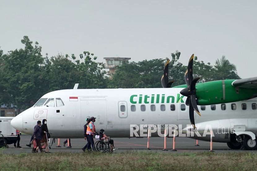 Sejumlah penumpang menaiki pesawat ATR 72-600 milik maskapai penerbangan Citilink. 