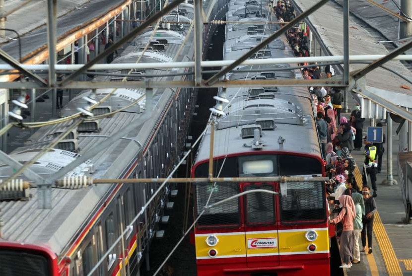 Mayat Tersangkut di Pagar Rel Kereta Lenteng Agung. Sejumlah penumpang menaiki rangkaian KRL di Stasiun Lenteng Agung, Jakarta Selatan, Kamis (16/8).