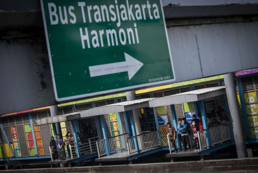 Sejumlah penumpang menanti kedatangan bus Transjakarta di Halte Harmoni, Jakarta.