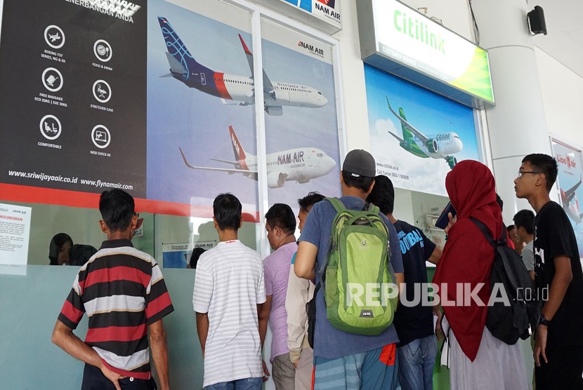Sejumlah penumpang mengantre di loket maskapai penerbangan untuk mengambil pengembalian uang tiket di Bandara Djalaludin, Kabupaten Gorontalo, Gorontalo, Senin (30/4).
