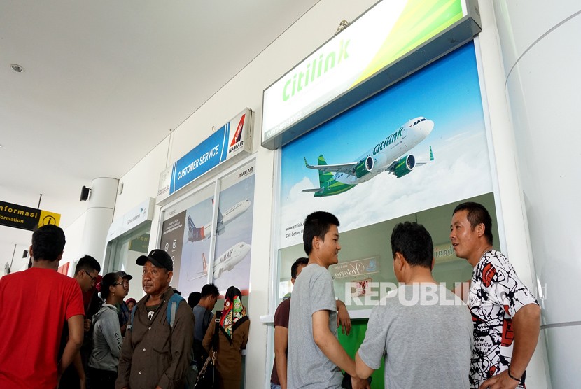 Sejumlah penumpang mengantre di loket maskapai penerbangan untuk mengambil pengembalian uang tiket di Bandara Djalaludin, Kabupaten Gorontalo, Gorontalo, Senin (30/4). 