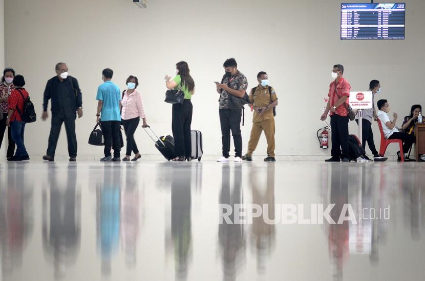Sejumlah penumpang mengantre di ruang pengambilan barang Bandara Internasional Sam Ratulangi, Manado, Sulawesi Utara, Senin (11/4/2022). 
