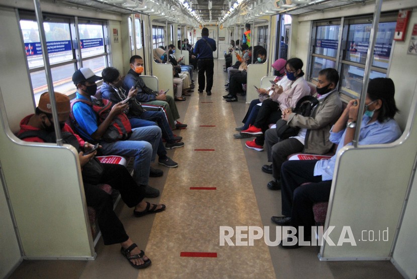 Ferbong KRL Commuter Line, Stasiun Bogor, Jawa Barat, Rabu (15/4/2020). Bupati Bogor mendesak Kemenhub agar mengkaji ulang pengoperasian KRL karena rata-rata pasien positif Covid-19 diduga tertular di dalam KRL.