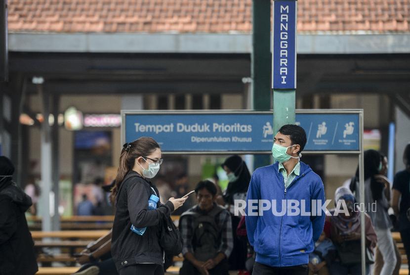Sejumlah penumpang menggunakan masker saat menunggu KRL tiba di Stasiun Manggarai, Jakarta, Kamis (12/3). ( Republika/Putra M. Akbar )
