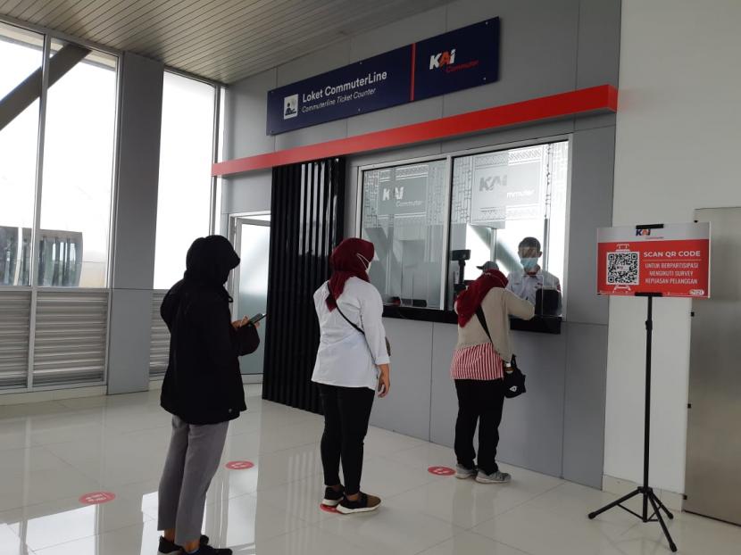 Sejumlah penumpang mengikuti uji coba operasional KRL Yogyakarta-Solo dari Stasiun Solo Balapan, Kamis (21/1). PT KCI menargetkan operasional KRL untuk penumpang umum pada 10 Februari 2021. 