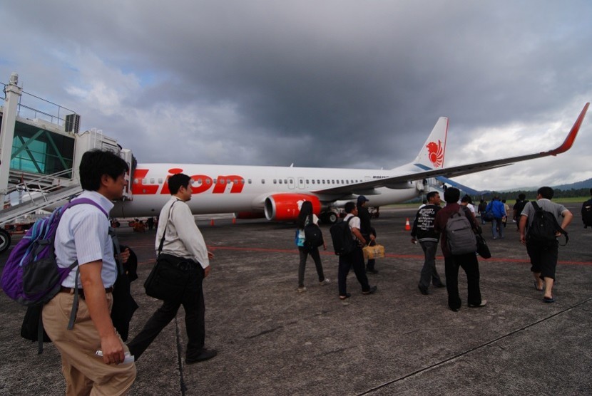 Sejumlah penumpang menuju di Bandara Internasional Sam Ratulangi, kota Manado, Sulawesi Utara