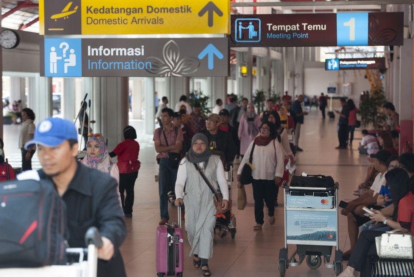 Sejumlah penumpang menuju Terminal Domestik di Bandara Ngurah Rai, Denpasar, Kamis (15/6). 