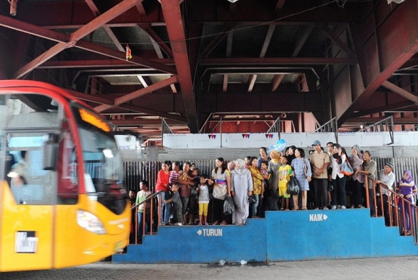 Sejumlah penumpang menunggu bus Transmusi di halte portabel Ampera 16 Ilir Palembang,Sumsel, Kamis (8/11). 