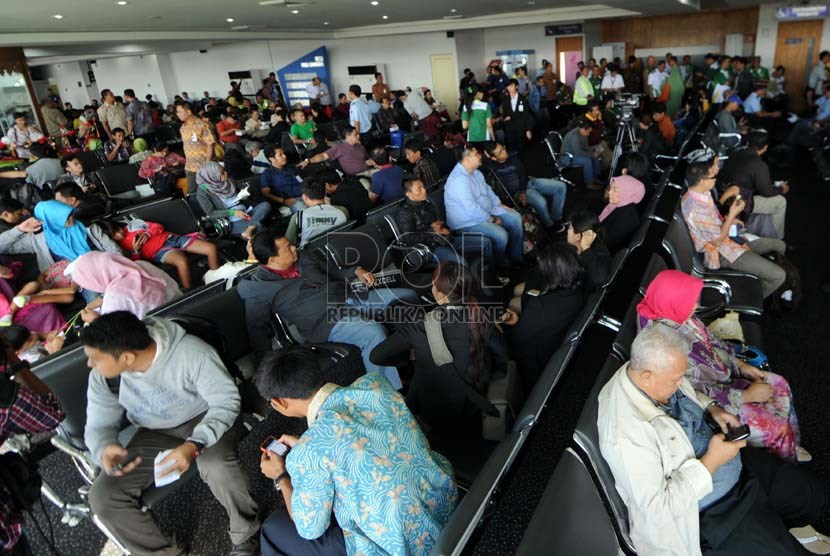  Sejumlah penumpang menunggu jadwal keberangkatan pesawat Citilink di ruang tunggu Terminal Keberangkatan Bandara Halim Perdanakusuma, Jakarta, Jumat (10/1).    (Republika/Aditya Pradana Putra)
