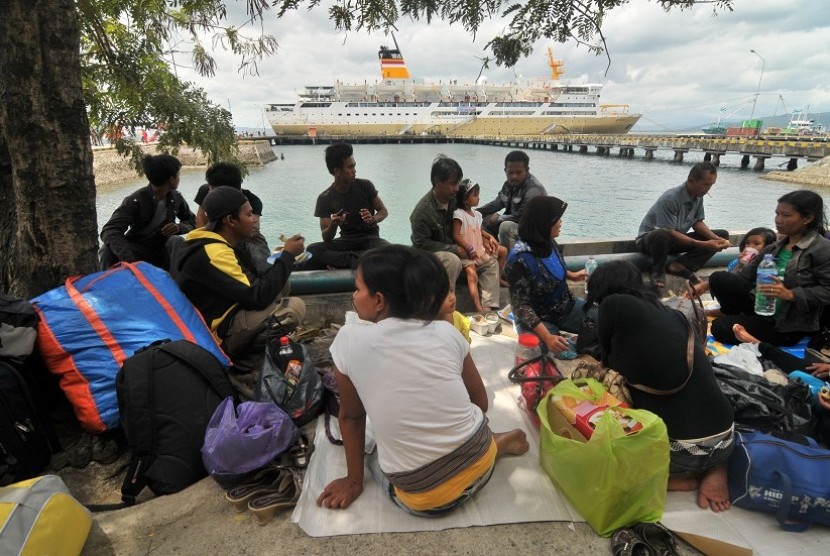 Sejumlah penumpang menunggu keberangkatan kapal Pelni KM Kerinci di Pelabuhan Murmum Baubau. Sabtu (17/9). 