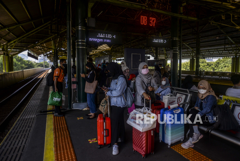 Sejumlah penumpang menunggu kedatangan kereta di Stasiun Gambir (ilustrasi).