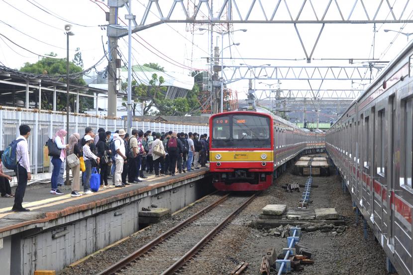 Sejumlah penumpang menunggu kedatangan KRL Commuter Line di Stasiun Bogor, Jawa Barat, Senin (9/5/2022). 
