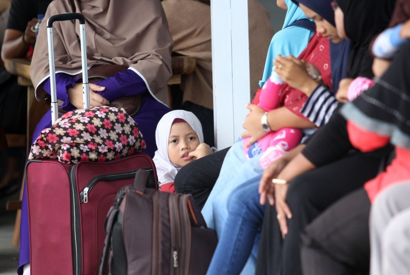 Sejumlah penumpang menunggu kedatangan pesawat di Bandara Blimbingsari, Banyuwangi, Jawa Timur, Senin (16/1).