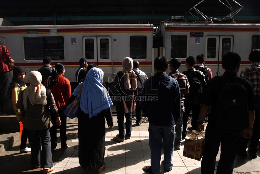  Sejumlah Penumpang menunggu KRL Commuter Line di Stasiun Manggarai,Jakarta,Senin (7/1). (Republika/Adhi Wicaksono)