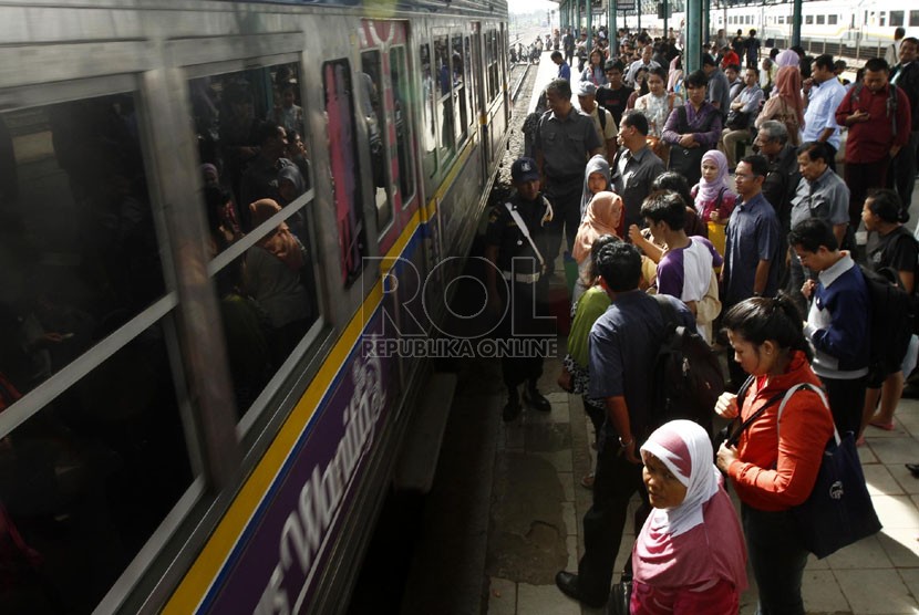  Sejumlah Penumpang menunggu KRL Commuter Line di Stasiun Manggarai,Jakarta,Senin (7/1). (Republika/Adhi Wicaksono)
