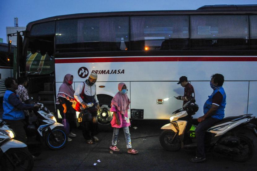 Sejumlah penumpang menuruni bus di terminal (ilustrasi). Badan Pengelola Transportasi Jabodetabek (BPTJ) mengimbau masyarakat yang bepergian menggunakan bus AKAP selama masa libur panjang ini untuk kembali lebih awal.