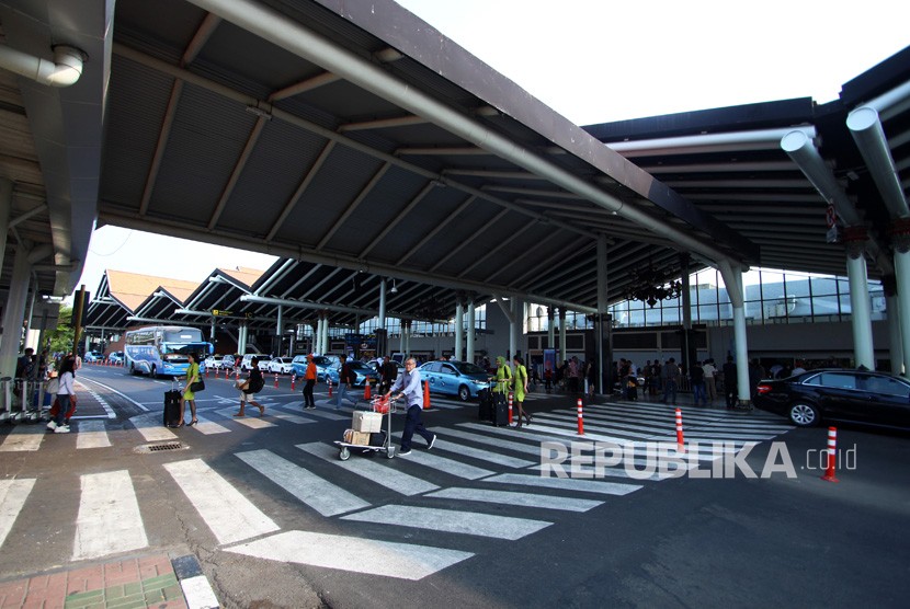Sejumlah penumpang menyeberang di kawasan Terminal 1C di Bandara Internasional Soekarno Hatta, Tangerang, Banten, Rabu (14/8/2019).