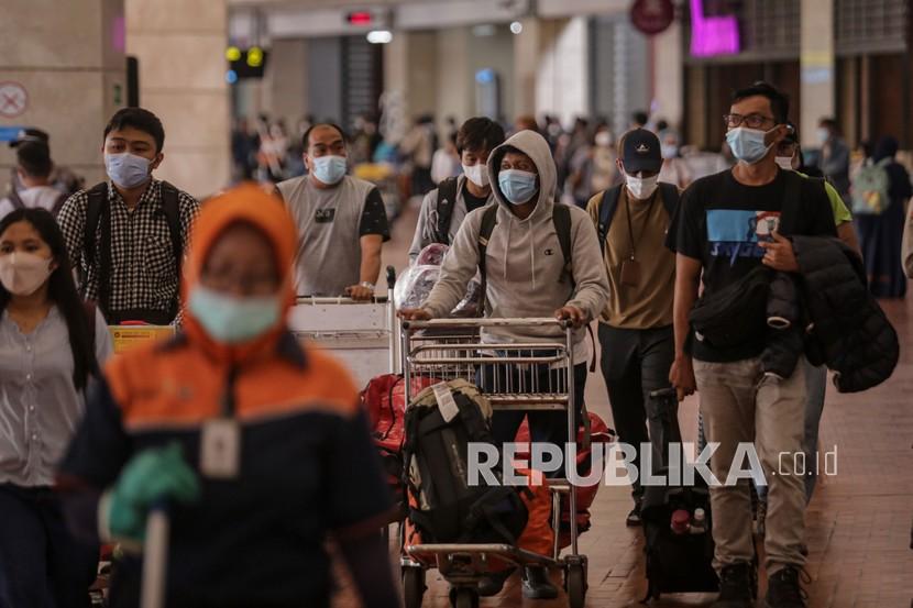 Sejumlah penumpang pesawat berjalan di area Terminal 2F Internasional Bandara Soekarno Hatta, Tangerang, Banten. Legislator meminta Satgas Covid-19 mengantisipasi penumpukan penumpang dari luar negeri untuk mencegah penyebaran Omicron. (ilustrasi)