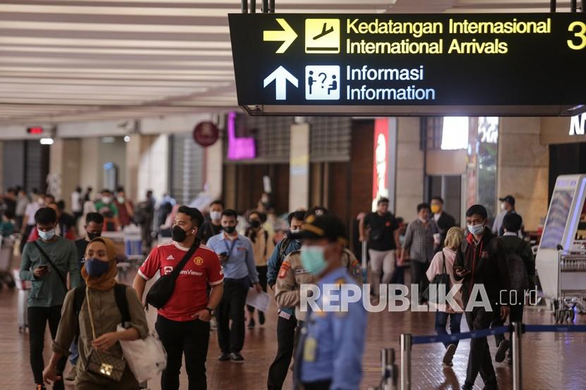 Sejumlah penumpang pesawat berjalan di area Terminal 2F Internasional Bandara Soekarno Hatta, Tangerang, Banten, Jumat (17/12/2021). Menteri Perhubungan Budi Karya Sumadi mengimbau masyarakat untuk tidak bepergian ke luar negeri selama periode Natal dan Tahun Baru (Nataru) 2021/2022.