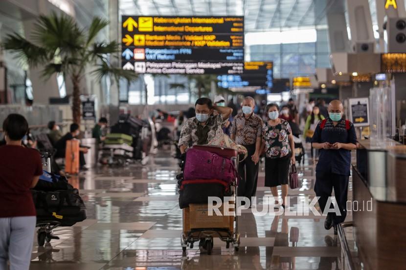 Sejumlah penumpang pesawat berjalan di area Terminal 3 Bandara Internasional Soekarno Hatta, Tangerang, Banten, Jumat (17/12). Bagian dari Terminal 3 Bandara Soekarno-Hatta pada Selasa (21/12) terpantau banjir setelah hujan deras pada pukul 13.00 WIB. 