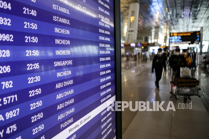 Sejumlah penumpang pesawat berjalan di Terminal 3 Bandara Internasional Soekarno-Hatta, Tangerang, Banten, Ahad (2/1/2022). Imigrasi Soekarno-Hatta mencatat adanya kenaikan signifikan permohonan paspor. Ilustrasi.