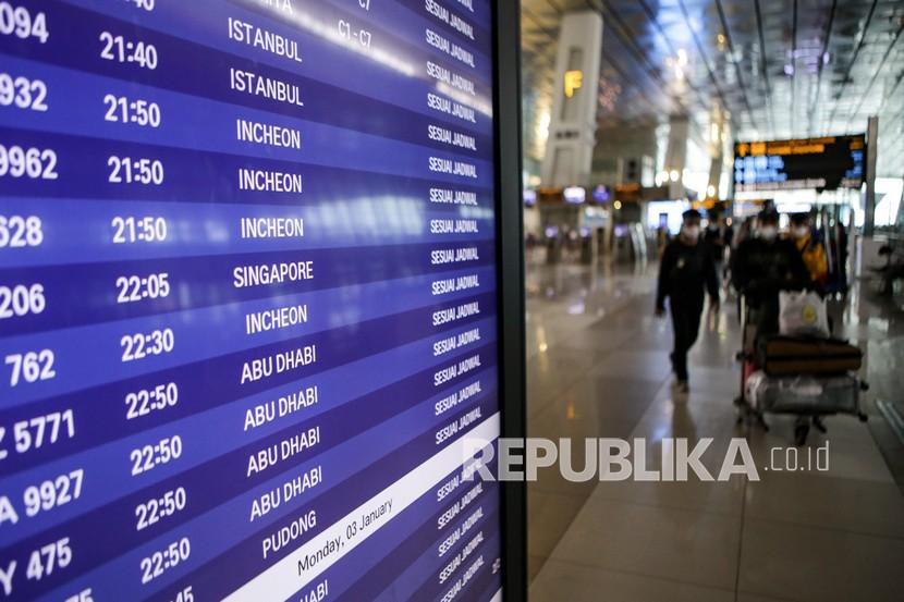 Sejumlah penumpang pesawat berjalan di Terminal 3 Bandara Internasional Soekarno-Hatta, Tangerang, Banten, Ahad (2/1/2022). Pemerintah Indonesia untuk sementara menutup pintu masuk bagi warga dari 14 negara dalam upaya mencegah persebaran virus coronapenyebab Covid-19 tipe SARS-CoV-2 varian B.1.1.529 atau Omicron.