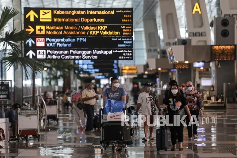 Sejumlah penumpang pesawat berjalan di Terminal 3 Bandara Internasional Soekarno-Hatta, Tangerang, Banten, Ahad (2/1/2022). Satgas menjelaskan alasan pemerintah tidak menutup pintu kedatangan internasional. Meskipun, saat ini varian Omicron sedang menyebar di berbagai negara, termasuk di Indonesia karena pelaku perjalanan luar negeri.