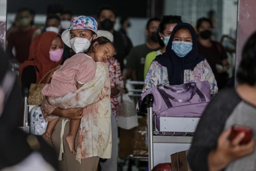 Sejumlah penumpang pesawat berjalan keluar setibanya di Terminal 2 Domestik Bandara Soekarno Hatta, Tangerang, Banten, Ahad (8/5/2022). PT Angkasa Pura II mencatat pada Ahad (8/5) pergerakan penumpang yang datang dan pergi melalui Bandara Soekarno Hatta yaitu sebanyak 150.473 penumpang dengan total 945 pergerakan pesawat dan menjadi yang tertinggi pada masa pandemi Covid-19. 