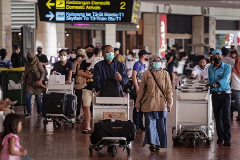 Sejumlah penumpang pesawat berjalan sambil membawa barangnya di Terminal 2 Domestik Bandara Soekarno Hatta, Tangerang, Banten. PT Angkasa Pura II mencatat pergerakan penumpang di Bandara Soekarno-Hatta pada periode mudik tercatat 2 juta orang. 